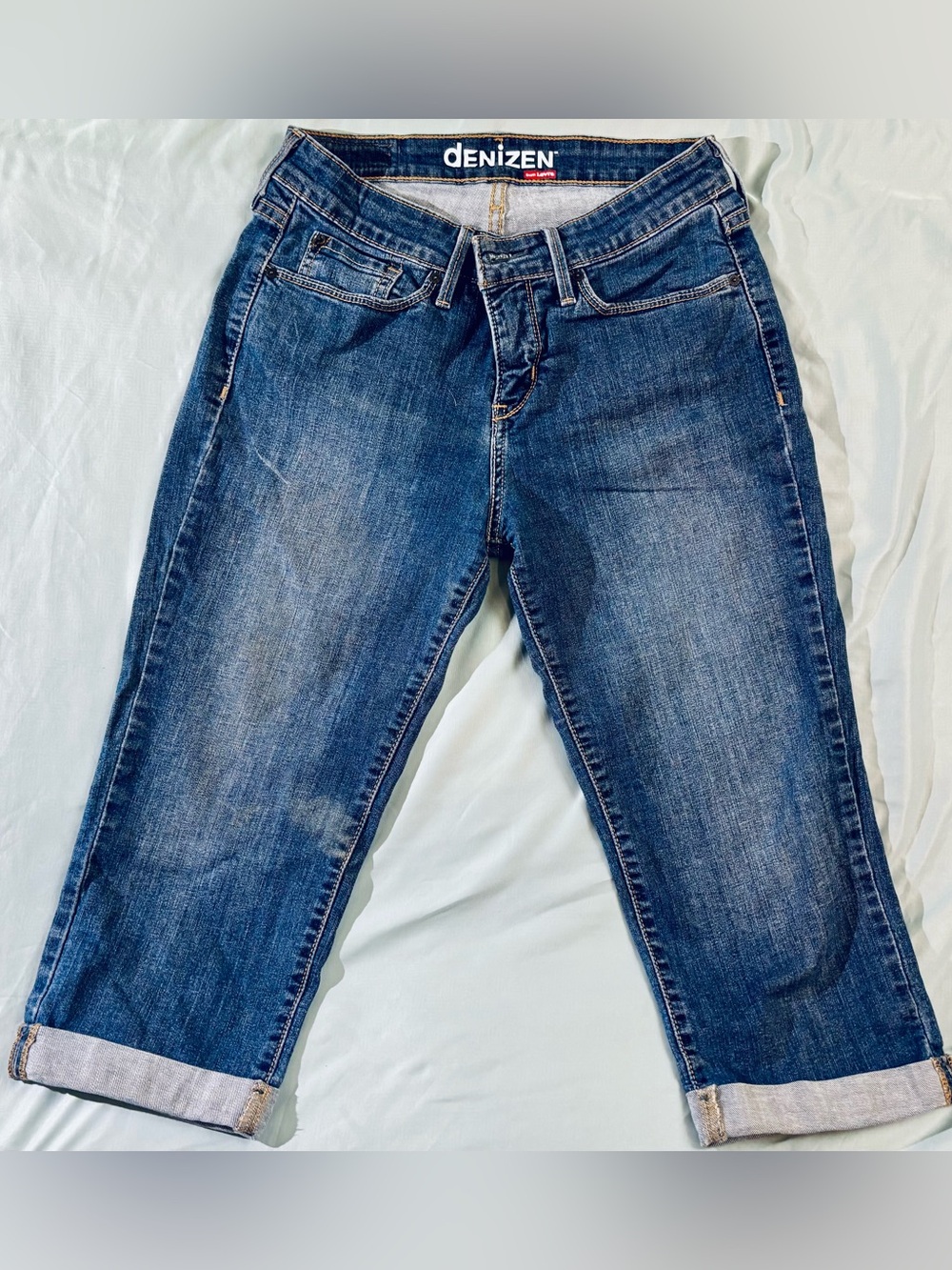 Denizen from Levis Womens Size 8 Medium Wash Cuffed Capri Cropped Jeans Stretch